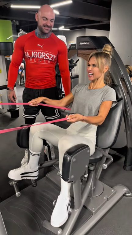 Maciej Trawiński prowadzi trening z klientką na siłowni